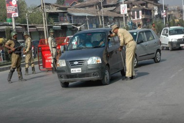 سستی قیمتوں کے لئے مشہور اس مارکیٹ میں آج سینکڑوں کی تعداد میں تاجروں نے اپنے اسٹال لگائے تھے، تاہم عام دنوں کے مقابلے میں بہت ہی کم صارفین نے اس مارکیٹ کا رخ کیا۔ سستی قیمتوں کے لئے مشہور اس مارکیٹ میں آج سینکڑوں کی تعداد میں تاجروں نے اپنے اسٹال لگائے تھے، تاہم عام دنوں کے مقابلے میں بہت ہی کم صارفین نے اس مارکیٹ کا رخ کیا۔