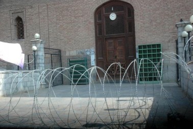 پائین شہر کے صفا کدل میں جمعہ کی صبح جب کرفیو لاگو کیا جارہا تھا تو درجنوں نوجوان سڑکوں پر نکل آئے جن کو منتشر کرنے کے لئے سیکورٹی فورسز نے طاقت کا استعمال کیا۔ بعد میں علاقہ میں امن کی فضا بحال کرکے تمام سڑکوں کو خاردار تار سے سیل کیا گیا۔ پائین شہر کے صفا کدل میں جمعہ کی صبح جب کرفیو لاگو کیا جارہا تھا تو درجنوں نوجوان سڑکوں پر نکل آئے جن کو منتشر کرنے کے لئے سیکورٹی فورسز نے طاقت کا استعمال کیا۔ بعد میں علاقہ میں امن کی فضا بحال کرکے تمام سڑکوں کو خاردار تار سے سیل کیا گیا۔