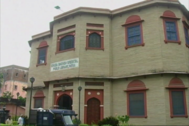 مخطوطات کے معاملہ میں بر صغیر میں مشہور پٹنہ کی خدابخش لائبریری بدحالی کے دور سے گزر رہی ہے۔ خاص بات یہ ہے کہ یہ صورت حال لائبریری میں ڈائریکٹر کے نہیں ہونے سے پیدا ہوئی ہے۔ ڈائریکٹر کی بحالی مرکزی حکومت کرتی ہے ، لیکن اس سلسلے میں حکومت پوری طرح سے خاموش ہے۔ (فوٹو اسٹوری : محفوظ عالم ) ۔ مخطوطات کے معاملہ میں بر صغیر میں مشہور پٹنہ کی خدابخش لائبریری بدحالی کے دور سے گزر رہی ہے۔ خاص بات یہ ہے کہ یہ صورت حال لائبریری میں ڈائریکٹر کے نہیں ہونے سے پیدا ہوئی ہے۔ ڈائریکٹر کی بحالی مرکزی حکومت کرتی ہے ، لیکن اس سلسلے میں حکومت پوری طرح سے خاموش ہے۔ (فوٹو اسٹوری : محفوظ عالم ) ۔
