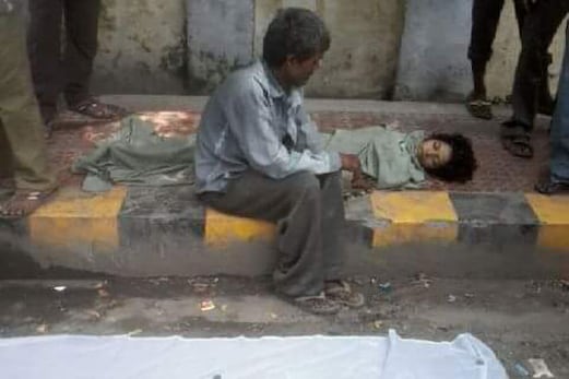 انسانیت پھر شرمسار ، گھر لے جانے کیلئے غریب باپ نے سڑک پر بیٹی کی لاش رکھ کر مانگی بھیک انسانیت پھر شرمسار ، گھر لے جانے کیلئے غریب باپ نے سڑک پر بیٹی کی لاش رکھ کر مانگی بھیک