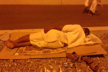 گزشتہ روز سورج غروب ہونے کے بعد تمام عازمین حج مغرب کی نماز پڑھے بغیر عرفات سے مزدلفہ کی طرف کوچ کرگئے تھے اور مزدلفہ پہنچ کر وہاں مغرب اور عشا کی نماز ایک ساتھ ادا کی تھی ۔ ( تصویر : ٹویٹر یوسف ابرامجی ) گزشتہ روز سورج غروب ہونے کے بعد تمام عازمین حج مغرب کی نماز پڑھے بغیر عرفات سے مزدلفہ کی طرف کوچ کرگئے تھے اور مزدلفہ پہنچ کر وہاں مغرب اور عشا کی نماز ایک ساتھ ادا کی تھی ۔ ( تصویر : ٹویٹر یوسف ابرامجی )