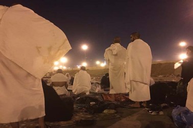 فجر کی نماز کے بعد عازمین کا یہ قافلہ واپس منی کیلئے روانہ ہوگیا ۔ ( تصویر : ٹویٹر یوسف ابرامجی ) ۔ فجر کی نماز کے بعد عازمین کا یہ قافلہ واپس منی کیلئے روانہ ہوگیا ۔ ( تصویر : ٹویٹر یوسف ابرامجی ) ۔