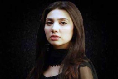 شاہ رخ کو ان کی آنے والی فلم 'رئیس میں پاکستانی اداکارہ ماهرہ خان کے ساتھ دیکھا جائے گا۔ وہیں بھٹ خاندان نے بھی سرحد پار کے کئی فنکاروں کے ساتھ کام کیا ہے۔ شاہ رخ کو ان کی آنے والی فلم 'رئیس میں پاکستانی اداکارہ ماهرہ خان کے ساتھ دیکھا جائے گا۔ وہیں بھٹ خاندان نے بھی سرحد پار کے کئی فنکاروں کے ساتھ کام کیا ہے۔