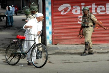 وادی کشمیر میں عیدالاضحی کے پیش نظر ہر طرح کی انٹرنیٹ اور نجی مواصلاتی کمپنیوں کی پوسٹ پیڈ موبائیل فون خدمات معطل کردی گئی ہیں۔ انٹرنیٹ اور پوسٹ پیڈ موبائیل فون خدمات کو معطل رکھنے کا قدم ظاہری طور پر علیحدگی پسند قیادت سید علی گیلانی ، میرواعظ مولوی عمر فاروق اور محمد یاسین ملک کی جانب سے عیدالاضحی کے لئے مشتہر کئے گئے پروگرام کے پیش نظر اٹھایا گیا ہے۔ وادی کشمیر میں عیدالاضحی کے پیش نظر ہر طرح کی انٹرنیٹ اور نجی مواصلاتی کمپنیوں کی پوسٹ پیڈ موبائیل فون خدمات معطل کردی گئی ہیں۔ انٹرنیٹ اور پوسٹ پیڈ موبائیل فون خدمات کو معطل رکھنے کا قدم ظاہری طور پر علیحدگی پسند قیادت سید علی گیلانی ، میرواعظ مولوی عمر فاروق اور محمد یاسین ملک کی جانب سے عیدالاضحی کے لئے مشتہر کئے گئے پروگرام کے پیش نظر اٹھایا گیا ہے۔