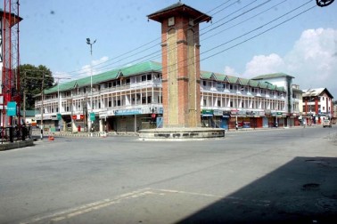 صوبائی کمشنر کشمیر بصیر احمد خان کی ایک اطلاع کے مطابق عید الاضحی کے موقع پر علیحدگی پسندوں کی ہڑتال کے پیش نظر صوبائی انتظامیہ کو وادی کے حساس علاقوں میں بندشیں عائد کرنی پڑیں گی۔ صوبائی کمشنر کشمیر بصیر احمد خان کی ایک اطلاع کے مطابق عید الاضحی کے موقع پر علیحدگی پسندوں کی ہڑتال کے پیش نظر صوبائی انتظامیہ کو وادی کے حساس علاقوں میں بندشیں عائد کرنی پڑیں گی۔