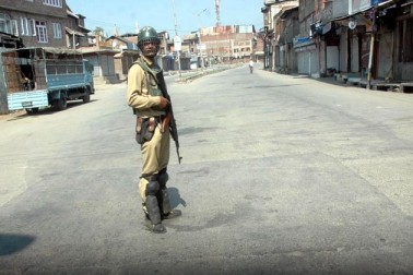وادی میں سرکاری مواصلاتی کمپنی بی ایس این ایل اور انٹرنیٹ فراہم کرنے والی دیگر کمپنیوں اور نجی مواصلاتی کمپنیوں نے منگل کو سہ پہر چار بجے انٹرنیٹ اور پوسٹ پیڈ موبائیل فون خدمات معطل کردیں۔ وادی میں سرکاری مواصلاتی کمپنی بی ایس این ایل اور انٹرنیٹ فراہم کرنے والی دیگر کمپنیوں اور نجی مواصلاتی کمپنیوں نے منگل کو سہ پہر چار بجے انٹرنیٹ اور پوسٹ پیڈ موبائیل فون خدمات معطل کردیں۔
