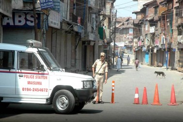 ذرائع نے بتایا کہ مواصلاتی اور انٹرنیٹ خدمات فراہم کرنے والی کمپنیوں کو انٹرنیٹ اور فون خدمات تاحکم ثانی معطل رکھنے کے لئے کہا گیا ہے۔ ذرائع نے بتایا کہ مواصلاتی اور انٹرنیٹ خدمات فراہم کرنے والی کمپنیوں کو انٹرنیٹ اور فون خدمات تاحکم ثانی معطل رکھنے کے لئے کہا گیا ہے۔