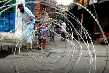 ذرائع کے مطابق افواہوں کو پھیلنے سے روکنے کے لئے نجی مواصلاتی کمپنیوں کی پوسٹ موبائیل فون خدمات اور براڈ بینڈ انٹرنیٹ خدمات کو بھی معطل کیا جاسکتا ہے۔ ذرائع کے مطابق افواہوں کو پھیلنے سے روکنے کے لئے نجی مواصلاتی کمپنیوں کی پوسٹ موبائیل فون خدمات اور براڈ بینڈ انٹرنیٹ خدمات کو بھی معطل کیا جاسکتا ہے۔