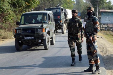 وادی کشمیر میں گذشتہ دو دہائیوں میں اپنی نوعیت کے پہلے واقعہ میں ریاستی حکومت نے موسم گرما کے دارالحکومت سری نگر سے شائع ہونے والے ایک انگریزی روزنامہ ’کشمیر ریڈر‘ کی اشاعت پر پابندی لگادی ہے۔ حکومت نے مذکورہ اخبار کو ’عوامی سکون‘ کے لئے خطرہ قرار دیا ہے۔ ضلع مجسٹریٹ سری نگر فاروق احمد لون نے اتوار کے روز جاری کردہ اپنے حکم نامے میں کہا ’میں ضلع مجسٹریٹ سری نگر روزنامہ کشمیر ریڈر کے پرنٹر ، پبلشر اور مالک کو ہدایت کرتا ہوں کہ وہ اگلے احکامات تک مذکورہ اخبار کی اشاعت سے پرہیز کرے تاکہ عوامی سکون کو خراب ہونے سے بچایا جاسکے‘۔ وادی کشمیر میں گذشتہ دو دہائیوں میں اپنی نوعیت کے پہلے واقعہ میں ریاستی حکومت نے موسم گرما کے دارالحکومت سری نگر سے شائع ہونے والے ایک انگریزی روزنامہ ’کشمیر ریڈر‘ کی اشاعت پر پابندی لگادی ہے۔ حکومت نے مذکورہ اخبار کو ’عوامی سکون‘ کے لئے خطرہ قرار دیا ہے۔ ضلع مجسٹریٹ سری نگر فاروق احمد لون نے اتوار کے روز جاری کردہ اپنے حکم نامے میں کہا ’میں ضلع مجسٹریٹ سری نگر روزنامہ کشمیر ریڈر کے پرنٹر ، پبلشر اور مالک کو ہدایت کرتا ہوں کہ وہ اگلے احکامات تک مذکورہ اخبار کی اشاعت سے پرہیز کرے تاکہ عوامی سکون کو خراب ہونے سے بچایا جاسکے‘۔