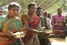 بنگلورو میں مسلم نوجوانوں نے شروع کی غریب لوگوں کو مفت کھانا فراہم کرنے کی مہم