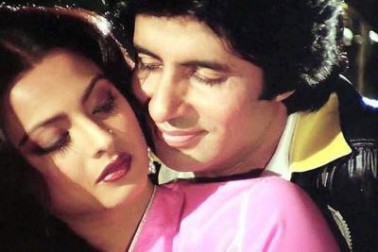 فلم 'گنگا کی سوگندھ' کے سیٹ پر امیتابھ نے ریکھا کو پریشان کرنے والے ایک شخص کی پٹائی کر دی تھی۔ (فلم اسٹل)۔ فلم 'گنگا کی سوگندھ' کے سیٹ پر امیتابھ نے ریکھا کو پریشان کرنے والے ایک شخص کی پٹائی کر دی تھی۔ (فلم اسٹل)۔