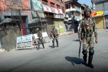 خیال رہے کہ جموں وکشمیر حکومت نے ’کشمیر ریڈر‘ کو ’عوامی سکون‘ کے لئے خطرہ قرار دیتے ہوئے اس کی اشاعت پر پابندی عائد کردی ہے۔ ضلع مجسٹریٹ سری نگر فاروق احمد لون نے 30 ستمبر کو جاری کردہ اپنے حکم نامے (جو کشمیر ریڈر کے دفتر تک 2 اکتوبر کو پہنچایا گیا) میں کہا ’میں ضلع مجسٹریٹ سری نگر روزنامہ کشمیر ریڈر کے پرنٹر ، پبلشر اور مالک کو ہدایت کرتا ہوں کہ وہ اگلے احکامات تک مذکورہ اخبار کی اشاعت سے پرہیز کرے تاکہ عوامی سکون کو خراب ہونے سے بچایا جاسکے‘۔<br />ضلع مجسٹریٹ نے اپنے حکم نامے میں وادی کے چھاپہ خانوں کے مالکان سے بھی کہا ہے کہ وہ مذکورہ روزنامے کی طباعت کو روکیں۔ حکومتی اقدام کے خلاف جہاں پیر کے روز مختلف میڈیا اداروں سے وابستہ اہلکاروں نے محکمہ اطلاعات کے دفتر کے سامنے احتجاج کیا، وہیں کشمیر ایڈیٹرس گلڈ نے اس کی شدید الفاظ میں مذمت کی۔ خیال رہے کہ جموں وکشمیر حکومت نے ’کشمیر ریڈر‘ کو ’عوامی سکون‘ کے لئے خطرہ قرار دیتے ہوئے اس کی اشاعت پر پابندی عائد کردی ہے۔ ضلع مجسٹریٹ سری نگر فاروق احمد لون نے 30 ستمبر کو جاری کردہ اپنے حکم نامے (جو کشمیر ریڈر کے دفتر تک 2 اکتوبر کو پہنچایا گیا) میں کہا ’میں ضلع مجسٹریٹ سری نگر روزنامہ کشمیر ریڈر کے پرنٹر ، پبلشر اور مالک کو ہدایت کرتا ہوں کہ وہ اگلے احکامات تک مذکورہ اخبار کی اشاعت سے پرہیز کرے تاکہ عوامی سکون کو خراب ہونے سے بچایا جاسکے‘۔<br />ضلع مجسٹریٹ نے اپنے حکم نامے میں وادی کے چھاپہ خانوں کے مالکان سے بھی کہا ہے کہ وہ مذکورہ روزنامے کی طباعت کو روکیں۔ حکومتی اقدام کے خلاف جہاں پیر کے روز مختلف میڈیا اداروں سے وابستہ اہلکاروں نے محکمہ اطلاعات کے دفتر کے سامنے احتجاج کیا، وہیں کشمیر ایڈیٹرس گلڈ نے اس کی شدید الفاظ میں مذمت کی۔
