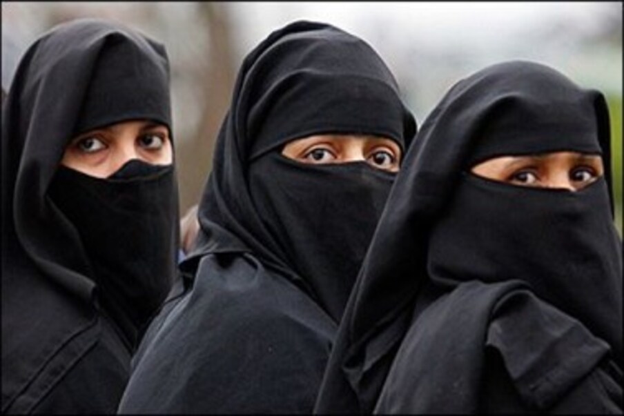  دہلی اقلیتی کمیشن کے سابق چیئرمین کمال فاروقی، جماعت اسلامی کے قاسم رسول الیاس کے علاوہ بڑی تعداد میں خواتین تنظیم کی نمائندوں نے پریس کانفرنس میں شرکت کی۔