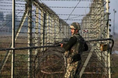 جموں وکشمیر میں جہاں پڑوسی ملک پاکستان کے ساتھ لگنے والی سرحدوں پر گولیوں کی بارش کا نہ تھمنے والا سلسلہ جاری ہے، وہاں سرمائی دارالحکومت جموں میں بین الاقوامی سرحد کے قریب رہائش پذیر لوگ اب اس کشیدگی اور تناؤ کی صورتحال سے تنگ آکر مسئلے کا آر یا پار کے فیصلہ کی صورت میں مستقل حل چاہتے ہیں۔ جموں وکشمیر میں جہاں پڑوسی ملک پاکستان کے ساتھ لگنے والی سرحدوں پر گولیوں کی بارش کا نہ تھمنے والا سلسلہ جاری ہے، وہاں سرمائی دارالحکومت جموں میں بین الاقوامی سرحد کے قریب رہائش پذیر لوگ اب اس کشیدگی اور تناؤ کی صورتحال سے تنگ آکر مسئلے کا آر یا پار کے فیصلہ کی صورت میں مستقل حل چاہتے ہیں۔