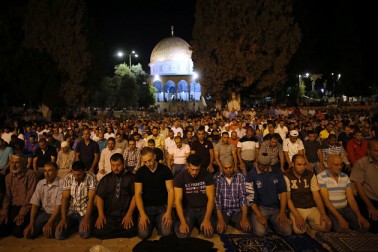 صہیونی ریاست مسجد اقصی کی جگہ جبل ھیکل اور دیوار براق کی بجائے دیوار گریہ کی اصطلاح استعمال کرکے اس مقدس مقام کو یہودیانے کی سازشیں کرتی رہی ہے۔ صہیونی ریاست مسجد اقصی کی جگہ جبل ھیکل اور دیوار براق کی بجائے دیوار گریہ کی اصطلاح استعمال کرکے اس مقدس مقام کو یہودیانے کی سازشیں کرتی رہی ہے۔