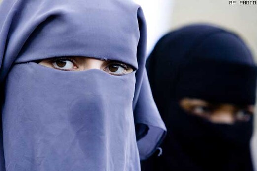 ہالینڈ کی پارلیمنٹ میں برقع اور نقاب پہننے پر پابندی کی تجویز پیش ہالینڈ کی پارلیمنٹ میں برقع اور نقاب پہننے پر پابندی کی تجویز پیش