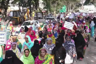 طلاق ثلاثہ اور مسلم پرسنل لا میں مرکزی حکومت کی مداخلت کی ملک گیر پیمانے مخالفت کا سلسلہ جاری ہے۔ ہر شہر اور ہر ریاست میں اس کے خلاف ریلی نکالی جا رہی ہے ، لیکن اب تک سرکار کی جانب سے کوئی رد عمل نظر نہیں آرہا ۔ طلاق ثلاثہ اور مسلم پرسنل لا میں مرکزی حکومت کی مداخلت کی ملک گیر پیمانے مخالفت کا سلسلہ جاری ہے۔ ہر شہر اور ہر ریاست میں اس کے خلاف ریلی نکالی جا رہی ہے ، لیکن اب تک سرکار کی جانب سے کوئی رد عمل نظر نہیں آرہا ۔