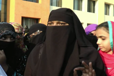 آج گجرات کے بھروچ ضلع میں مسلم خواتین نے ایک زبردست ریلی نکالی، جس میں سرکار کی پالیسی اور یکساں سول کوڈ کے خلاف خواتین نے اپنی مخالفت درج کرائی ۔ آج گجرات کے بھروچ ضلع میں مسلم خواتین نے ایک زبردست ریلی نکالی، جس میں سرکار کی پالیسی اور یکساں سول کوڈ کے خلاف خواتین نے اپنی مخالفت درج کرائی ۔