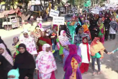 ریلی میں شریک ایک مسلم خاتو ن نے مودی حکومت اور و زیر اعظم پر شدید نکتہ چینی کی اورکہا کہ مسلمانوں کے تعلق سے جو کام مودی سرکار کو کرنا چاہئے ،وہ نہیں کررہی ہے۔ ریلی میں شریک ایک مسلم خاتو ن نے مودی حکومت اور و زیر اعظم پر شدید نکتہ چینی کی اورکہا کہ مسلمانوں کے تعلق سے جو کام مودی سرکار کو کرنا چاہئے ،وہ نہیں کررہی ہے۔