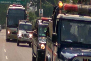 <br />اٹل بہاری واجپئی نے شروع کرائی تھی سروس۔<br />ہندوستان اور پاکستان کے تعلقات مضبوط کرنے کے لئے یہ بس 19 فروری 1999 کو اس وقت کے وزیر اعظم اٹل بہاری واجپئی نے شروع کروائی تھی۔ اسے ہندوستان کی جانب سے دہلی ٹرانسپورٹ کارپوریشن اور پاکستان کی جانب سے پاکستان ٹورازم ڈیولپمنٹ کارپوریشن کے ذریعہ چلایا جاتا ہے۔ یہ بس امرتسر، کرتارپور، کروکشیتر اور سرہند رکتے ہوئے واگہہ پہنچتی ہے۔ <br />اٹل بہاری واجپئی نے شروع کرائی تھی سروس۔<br />ہندوستان اور پاکستان کے تعلقات مضبوط کرنے کے لئے یہ بس 19 فروری 1999 کو اس وقت کے وزیر اعظم اٹل بہاری واجپئی نے شروع کروائی تھی۔ اسے ہندوستان کی جانب سے دہلی ٹرانسپورٹ کارپوریشن اور پاکستان کی جانب سے پاکستان ٹورازم ڈیولپمنٹ کارپوریشن کے ذریعہ چلایا جاتا ہے۔ یہ بس امرتسر، کرتارپور، کروکشیتر اور سرہند رکتے ہوئے واگہہ پہنچتی ہے۔