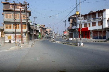 جموں وکشمیر میں علیحدگی پسند قیادت کی تاریخی جامع مسجد سری نگر کا فوجی حصار توڑنے کی کال ناکام بنادی گئی ہے۔ کرفیو اور بندش کی وجہ سے پائین شہر میں واقع سب سے بڑی مسجد میں مسلسل 16 ویں جمعہ کی نماز ادا نہیں کی جاسکی ۔ جموں وکشمیر میں علیحدگی پسند قیادت کی تاریخی جامع مسجد سری نگر کا فوجی حصار توڑنے کی کال ناکام بنادی گئی ہے۔ کرفیو اور بندش کی وجہ سے پائین شہر میں واقع سب سے بڑی مسجد میں مسلسل 16 ویں جمعہ کی نماز ادا نہیں کی جاسکی ۔