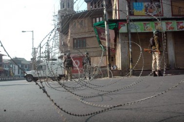 تاریخی جامع مسجد کی طرف جانے والی سڑکوں کو رنگر اسٹاف، نوہٹہ، راجوری کدل، حول اور ملہ کھاہ کے مقامات پر خاردار تاروں سے سیل کردیا گیا تھا۔ تاریخی جامع مسجد کی طرف جانے والی سڑکوں کو رنگر اسٹاف، نوہٹہ، راجوری کدل، حول اور ملہ کھاہ کے مقامات پر خاردار تاروں سے سیل کردیا گیا تھا۔