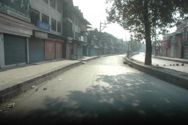 عیدگاہ کے راستے شیر کشمیر انسٹی چیوٹ آف میڈیکل سائنسز کو جانے والی سڑک کو تاہم مریضوں اور اسپتال عملہ کی نقل وحرکت کے لئے کھلا رکھا گیا تھا۔ عیدگاہ کے راستے شیر کشمیر انسٹی چیوٹ آف میڈیکل سائنسز کو جانے والی سڑک کو تاہم مریضوں اور اسپتال عملہ کی نقل وحرکت کے لئے کھلا رکھا گیا تھا۔