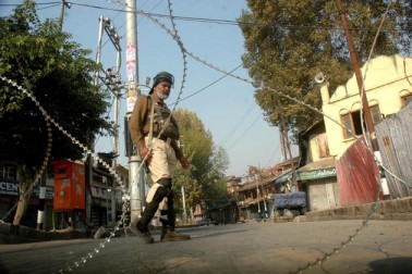 سیکورٹی فورسز نے خانیار میں بھی مین روڑ کو بند کردیا تھا اور اس کے ذریعے کسی کو بھی پائین شہر میں داخل ہونے کی اجازت نہیں دی جارہی تھی۔ ایسی ہی پابندیاں پائین شہر کے دوسرے کرفیو زدہ علاقوں میں بھی نظر آئیں۔ سیکورٹی فورسز نے خانیار میں بھی مین روڑ کو بند کردیا تھا اور اس کے ذریعے کسی کو بھی پائین شہر میں داخل ہونے کی اجازت نہیں دی جارہی تھی۔ ایسی ہی پابندیاں پائین شہر کے دوسرے کرفیو زدہ علاقوں میں بھی نظر آئیں۔