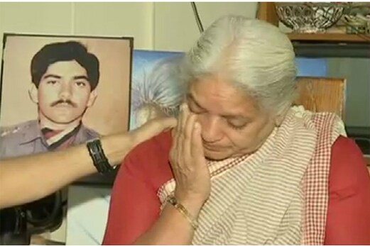 شہید جوان کے چوری میڈل کی تلاش کیلئے پولیس نے مانگی رشوت ، ماں نے مودی سے کی فریاد شہید جوان کے چوری میڈل کی تلاش کیلئے پولیس نے مانگی رشوت ، ماں نے مودی سے کی فریاد