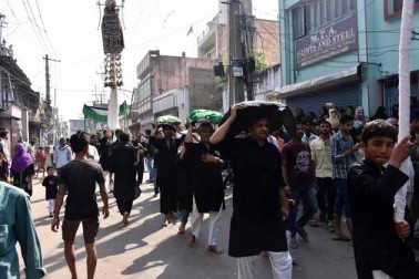 نواسہ رسول ﷺ حضرت امام حسین اور شہدائے کربلا کی قربانیوں کی یاد تازہ کرنے کے لیے ملک بھر میں یوم عاشور آج مذہبی عقیدت و احترام سے منایا جارہا ہے ۔ شہر شہر جلوس اور تعزیے نکالے جارہے ہیں ۔ نواسہ رسول ﷺ حضرت امام حسین اور شہدائے کربلا کی قربانیوں کی یاد تازہ کرنے کے لیے ملک بھر میں یوم عاشور آج مذہبی عقیدت و احترام سے منایا جارہا ہے ۔ شہر شہر جلوس اور تعزیے نکالے جارہے ہیں ۔