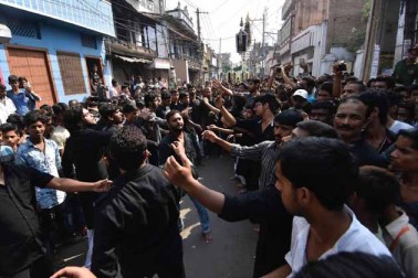 دہلی ، لکھنو اور پٹنہ سمیت ملک کی مختلف ریاستوں اور دیگر چھوٹے بڑے شہروں میں شبیہہ علم اور تعزیئے بھی نکالے جا رہے ہیں ۔ دہلی ، لکھنو اور پٹنہ سمیت ملک کی مختلف ریاستوں اور دیگر چھوٹے بڑے شہروں میں شبیہہ علم اور تعزیئے بھی نکالے جا رہے ہیں ۔