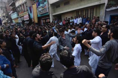 زیر نظر تصاویر میں پٹنہ میں یوم عاشورہ کے موقع پر نکالے گئے جلوس کا ایک منظر آپ دیکھ سکتے ہیں ۔ زیر نظر تصاویر میں پٹنہ میں یوم عاشورہ کے موقع پر نکالے گئے جلوس کا ایک منظر آپ دیکھ سکتے ہیں ۔