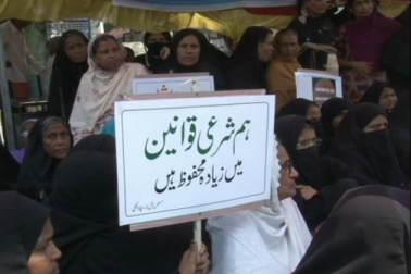 مودی حکومت کے ذریعہ تین طلاق کے معاملہ میں سپریم کورٹ میں حلف نامہ اور یکساں سول کوڈ سے متعلق لا کمیشن کے سوال پر مسلمانوں کے ذریعہ شدید ردعمل کے اظہار کا سلسلہ جاری ہے۔ ملک بھر میں مسلم تنظیمیں اور خواتین کے احتجاج کا دور جاری ہے۔ مودی حکومت کے ذریعہ تین طلاق کے معاملہ میں سپریم کورٹ میں حلف نامہ اور یکساں سول کوڈ سے متعلق لا کمیشن کے سوال پر مسلمانوں کے ذریعہ شدید ردعمل کے اظہار کا سلسلہ جاری ہے۔ ملک بھر میں مسلم تنظیمیں اور خواتین کے احتجاج کا دور جاری ہے۔