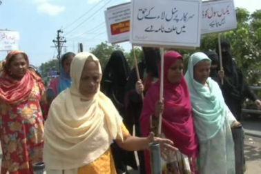 ملی کونسل کا ماننا ہے کہ مرکزی حکومت نے عوام سے جو وعدے کئے تھے ، اس کو پورا کرنے میں وہ ناکام رہی ہے ، اس لئے عوام کی توجہ ان مسائل سے ہٹانے کے لئے وہ یکساں سول کوڈ اور تین طلاق جیسے موضوع کو ہوا دے رہی ہے ۔ ملی کونسل کا ماننا ہے کہ مرکزی حکومت نے عوام سے جو وعدے کئے تھے ، اس کو پورا کرنے میں وہ ناکام رہی ہے ، اس لئے عوام کی توجہ ان مسائل سے ہٹانے کے لئے وہ یکساں سول کوڈ اور تین طلاق جیسے موضوع کو ہوا دے رہی ہے ۔