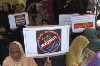 امارت شریعہ بہار نے بھی یکسا سول کوڈ کے خلاف تحریک چلانے کا اعلان کیا ہے۔ امارت کے مطابق تین طلاق کے معاملہ پر بحث تو محض ایک شروعات ہے۔ اصل معاملہ بنیادی حقوق سے وابستہ ہے۔ امارت شریعہ بہار نے بھی یکسا سول کوڈ کے خلاف تحریک چلانے کا اعلان کیا ہے۔ امارت کے مطابق تین طلاق کے معاملہ پر بحث تو محض ایک شروعات ہے۔ اصل معاملہ بنیادی حقوق سے وابستہ ہے۔