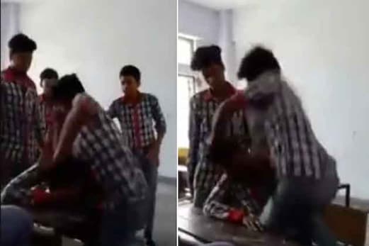دبنگ باپ کے بیٹوں نے کلاس میں دکھائی دبنگئی، پہلے بیچ کے ساتھی کو پیٹا پھر ویڈیو کیا وائرل دبنگ باپ کے بیٹوں نے کلاس میں دکھائی دبنگئی، پہلے بیچ کے ساتھی کو پیٹا پھر ویڈیو کیا وائرل