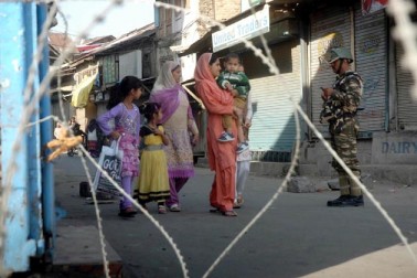 گرمائی دارالحکومت سری نگر کے پائین شہر میں آزادی حامی احتجاجی مظاہروں کو روکنے کے لئے اتوار کو مسلسل تیسرے دن بھی کرفیو کا نفاذ جاری رہا۔ تاہم سیول لائنز کے بتہ مالو اور مائسمہ سے آج دو روز بعد کرفیو ہٹالیا گیا۔ گرمائی دارالحکومت سری نگر کے پائین شہر میں آزادی حامی احتجاجی مظاہروں کو روکنے کے لئے اتوار کو مسلسل تیسرے دن بھی کرفیو کا نفاذ جاری رہا۔ تاہم سیول لائنز کے بتہ مالو اور مائسمہ سے آج دو روز بعد کرفیو ہٹالیا گیا۔