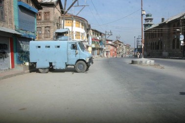 تاہم سیول لائنز کے سبھی علاقوں جن میں تجارتی اور دیگر سرگرمیاں گذشتہ 93 روز سے ٹھپ پڑی ہوئی ہیں، میں کسی بھی طرح کے احتجاجی مظاہروں کو روکنے کے لئے سیکورٹی فورسز اور ریاستی پولیس کی اضافی نفری بدستور تعینات رکھی گئی ہے۔ تاہم سیول لائنز کے سبھی علاقوں جن میں تجارتی اور دیگر سرگرمیاں گذشتہ 93 روز سے ٹھپ پڑی ہوئی ہیں، میں کسی بھی طرح کے احتجاجی مظاہروں کو روکنے کے لئے سیکورٹی فورسز اور ریاستی پولیس کی اضافی نفری بدستور تعینات رکھی گئی ہے۔