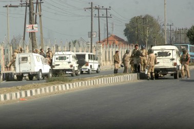سیول لائنز میں پولیس تھانہ مائسمہ کے تحت آنے والے علاقوں بشمول تاریخی لال چوک، بڈشاہ چوک اور ککر بازار سے آج صبح کرفیو ہٹالیا گیا۔ سیول لائنز میں پولیس تھانہ مائسمہ کے تحت آنے والے علاقوں بشمول تاریخی لال چوک، بڈشاہ چوک اور ککر بازار سے آج صبح کرفیو ہٹالیا گیا۔
