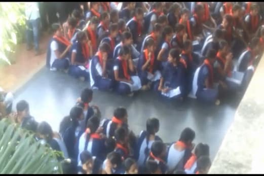 مسلم طالبات کے برقع پہننے پر اعتراض جتایا تو کالج نے ہندو طالبات کو دی زعفرانی رومال اوڑھنے کی اجازت مسلم طالبات کے برقع پہننے پر اعتراض جتایا تو کالج نے ہندو طالبات کو دی زعفرانی رومال اوڑھنے کی اجازت
