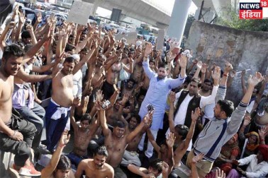 لوگوں نے گھروں کی چھت پر چڑھ کر پولیس پر پتھر بازی اور پٹرول بم سے حملے شروع کر دیئے۔ چھتوں سے ہو رہے پتھراؤ کے آگے پولیس قریب آدھے گھنٹے بے بس نظر آئی۔ لوگوں نے گھروں کی چھت پر چڑھ کر پولیس پر پتھر بازی اور پٹرول بم سے حملے شروع کر دیئے۔ چھتوں سے ہو رہے پتھراؤ کے آگے پولیس قریب آدھے گھنٹے بے بس نظر آئی۔