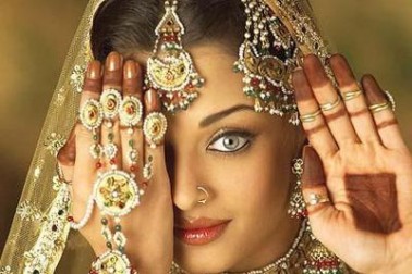 سال 2004 ایشوریہ رائے کے فلمی کیریئر میں کامیابی کے لحاظ سے بہتر سال ثابت ہوا۔ اسی سال ان کی خوبصورتی اور شہرت کے پیش نظر لندن کے مشہور میڈم تساؤ میوزیم میں ان کا موم کا پتلا لگایا گیا۔ سال 2004 ایشوریہ رائے کے فلمی کیریئر میں کامیابی کے لحاظ سے بہتر سال ثابت ہوا۔ اسی سال ان کی خوبصورتی اور شہرت کے پیش نظر لندن کے مشہور میڈم تساؤ میوزیم میں ان کا موم کا پتلا لگایا گیا۔