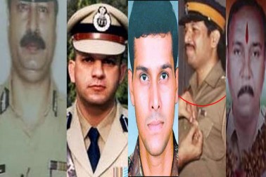 چھبیس نومبر 2008 کو ممبئی پر ہوئے دہشت گردانہ حملے کے آج 8 سال پورے ہو گئے ہیں۔ کیا ہوا تھا اس دن، کس طرح دہشت گردوں نے سلسلہ وار ممبئی میں کئی مقامات پر نشانہ بنایا تھا؟ اس حملے میں تین جانباز پولیس افسر بھی شہید ہوئے تھے۔ کیا کیا ہوا تھا اس دن ہم آپ کو بتا رہے ہیں۔ جیسے ہی حملے شروع ہوئے اے ٹی ایس کی ایک ٹیم اپنے سربراہ ہیمنت کرکرے کی قیادت میں باہر نکلی۔ وہ ٹیم سیدھے چھترپتی شیواجی ٹرمنس پہنچی اور وہاں کا دردناک منظر دیکھ کر قصاب اور اسماعیل خان نامی دہشت گردوں کا پیچھا کرنے لگی۔ قصاب اور خان براہ راست اس ٹیم پر فائرنگ کرنے لگے اور کرکرے، اشوک کامٹے اور وجے سالسکر ان کا نشانہ بن گئے۔ بعد میں اسماعیل اور قصاب ایک بیریکیڈ پر اے ایس آئی تکارام اونبلے سے ٹکرائے جہاں تکارام نے جان نچھاور کر دی لیکن اپنی ٹیم کی مدد سے اسماعیل کو موت کے گھاٹ اتار دیا جبکہ قصاب پکڑا گیا۔ تصویروں میں جانیں پوری کہانی۔ چھبیس نومبر 2008 کو ممبئی پر ہوئے دہشت گردانہ حملے کے آج 8 سال پورے ہو گئے ہیں۔ کیا ہوا تھا اس دن، کس طرح دہشت گردوں نے سلسلہ وار ممبئی میں کئی مقامات پر نشانہ بنایا تھا؟ اس حملے میں تین جانباز پولیس افسر بھی شہید ہوئے تھے۔ کیا کیا ہوا تھا اس دن ہم آپ کو بتا رہے ہیں۔ جیسے ہی حملے شروع ہوئے اے ٹی ایس کی ایک ٹیم اپنے سربراہ ہیمنت کرکرے کی قیادت میں باہر نکلی۔ وہ ٹیم سیدھے چھترپتی شیواجی ٹرمنس پہنچی اور وہاں کا دردناک منظر دیکھ کر قصاب اور اسماعیل خان نامی دہشت گردوں کا پیچھا کرنے لگی۔ قصاب اور خان براہ راست اس ٹیم پر فائرنگ کرنے لگے اور کرکرے، اشوک کامٹے اور وجے سالسکر ان کا نشانہ بن گئے۔ بعد میں اسماعیل اور قصاب ایک بیریکیڈ پر اے ایس آئی تکارام اونبلے سے ٹکرائے جہاں تکارام نے جان نچھاور کر دی لیکن اپنی ٹیم کی مدد سے اسماعیل کو موت کے گھاٹ اتار دیا جبکہ قصاب پکڑا گیا۔ تصویروں میں جانیں پوری کہانی۔