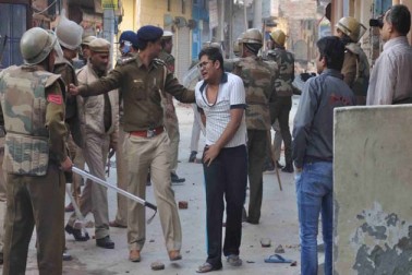 آئین کے دن ہفتہ کو فرید آباد واقع گاؤں دولت آباد میں ہریانہ حکومت کی پولیس اور افسر ڈاکٹر بھیم راؤ امبیڈکر کی مورتی ہٹانے پہنچ گئے۔ اسے لے کر دیہاتیوں اور پولیس کے درمیان جم کر تصادم ہوا۔ مورتی ہٹانے پہنچیں انتظامیہ اور پولیس کی ٹیموں پر دولت آباد گاؤں والوں نے پتھراؤ کر دیا۔ اس میں پانچ پولیس اہلکار شدید زخمی ہو گئے۔ آئین کے دن ہفتہ کو فرید آباد واقع گاؤں دولت آباد میں ہریانہ حکومت کی پولیس اور افسر ڈاکٹر بھیم راؤ امبیڈکر کی مورتی ہٹانے پہنچ گئے۔ اسے لے کر دیہاتیوں اور پولیس کے درمیان جم کر تصادم ہوا۔ مورتی ہٹانے پہنچیں انتظامیہ اور پولیس کی ٹیموں پر دولت آباد گاؤں والوں نے پتھراؤ کر دیا۔ اس میں پانچ پولیس اہلکار شدید زخمی ہو گئے۔