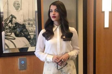 سال 1994 میں ایشوریہ رائے نے مس انڈیا مقابلے میں حصہ لیا جہاں انہیں مس انڈیا ورلڈ کے خطاب سے نوازا گیا۔ مس ورلڈ مقابلے میں ہندوستان کی خوبصورتی کا پرچم پوری دنیا میں لہراتے ہوئے ریٹا فاريا کے بعد مس ورلڈ کا خطاب جیتنے والی وہ دوسری ہندوستانی حسینہ بنیں۔ اس مقابلے میں انہیں مس فوٹوجنك کے خطاب سے بھی نوازا گیا۔ مقابلہ جیتنے کے بعد ایشوریہ رائے نے سماجی فلاح سے وابستہ کئی شعبوں میں کام کئے ۔ اس دوران انہیں کئی قومی اور بین الاقوامی تنظیموں کے ساتھ کام کرنے کا موقع ملا۔ سال 1994 میں ایشوریہ رائے نے مس انڈیا مقابلے میں حصہ لیا جہاں انہیں مس انڈیا ورلڈ کے خطاب سے نوازا گیا۔ مس ورلڈ مقابلے میں ہندوستان کی خوبصورتی کا پرچم پوری دنیا میں لہراتے ہوئے ریٹا فاريا کے بعد مس ورلڈ کا خطاب جیتنے والی وہ دوسری ہندوستانی حسینہ بنیں۔ اس مقابلے میں انہیں مس فوٹوجنك کے خطاب سے بھی نوازا گیا۔ مقابلہ جیتنے کے بعد ایشوریہ رائے نے سماجی فلاح سے وابستہ کئی شعبوں میں کام کئے ۔ اس دوران انہیں کئی قومی اور بین الاقوامی تنظیموں کے ساتھ کام کرنے کا موقع ملا۔