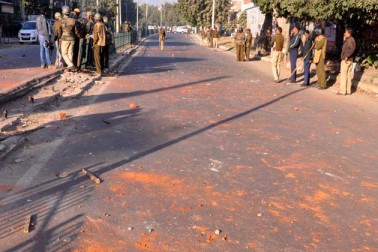 حالات کو قابو میں کرنے کے لیے پولیس کو آنسو گیس کے گولے چھوڑنے پڑے۔ تقریباً ڈیڑھ گھنٹے تک جاری اس ٹکراو کے آخر میں پولیس نے گھروں میں گھس کر حملہ آوروں کو قابو میں کیا۔ حالات کو قابو میں کرنے کے لیے پولیس کو آنسو گیس کے گولے چھوڑنے پڑے۔ تقریباً ڈیڑھ گھنٹے تک جاری اس ٹکراو کے آخر میں پولیس نے گھروں میں گھس کر حملہ آوروں کو قابو میں کیا۔