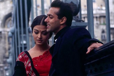 سال 1997 میں ایشوریہ رائے نے اپنے فلمی کیریئر کا آغاز تامل فلم ’ایرور‘ سے کیا۔ اسی سال ایشوریہ رائے نے بالي وڈ میں بھی قدم رکھا اور بابی دیول کے ساتھ ’اور پیار ہو گيا‘ فلم میں کام کیا۔ بدقسمتی سے یہ فلم باکس آفس پر ناکام ثابت ہوئی۔ اس کے بعد 1998 میں ایشوریہ رائے نے ایس شنكر کی تمل فلم جينس میں کام کیا۔ اس فلم کی کامیابی کے بعد ایشوریہ رائے نے فلم انڈسٹری میں کسی حد تک اپنی شناخت بنانے میں کامیابی حاصل کی۔ سال 1997 میں ایشوریہ رائے نے اپنے فلمی کیریئر کا آغاز تامل فلم ’ایرور‘ سے کیا۔ اسی سال ایشوریہ رائے نے بالي وڈ میں بھی قدم رکھا اور بابی دیول کے ساتھ ’اور پیار ہو گيا‘ فلم میں کام کیا۔ بدقسمتی سے یہ فلم باکس آفس پر ناکام ثابت ہوئی۔ اس کے بعد 1998 میں ایشوریہ رائے نے ایس شنكر کی تمل فلم جينس میں کام کیا۔ اس فلم کی کامیابی کے بعد ایشوریہ رائے نے فلم انڈسٹری میں کسی حد تک اپنی شناخت بنانے میں کامیابی حاصل کی۔