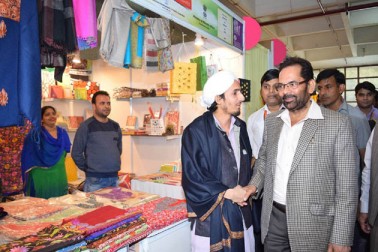 مرکزی وزیر مملکت برائے خارجہ ایم جے اکبر نےاس موقع پر کہا کہ وزیراعظم مودی کے ’’سب کا ساتھ سب کا وکاس‘‘ کے عہد کے تحت مسٹر نقوی نے آج ہنر ہاٹ کا اہتمام کرکے روایتی ہنر، فن اور دستکاروں کو نئی زندگی دی ہے جس سے غریبوں کے روزگار کے لئے نئے مواقع فراہم کرانے کے ساتھ ہی ملک کی بھی ترقی ہوگی۔ مرکزی وزیر مملکت برائے خارجہ ایم جے اکبر نےاس موقع پر کہا کہ وزیراعظم مودی کے ’’سب کا ساتھ سب کا وکاس‘‘ کے عہد کے تحت مسٹر نقوی نے آج ہنر ہاٹ کا اہتمام کرکے روایتی ہنر، فن اور دستکاروں کو نئی زندگی دی ہے جس سے غریبوں کے روزگار کے لئے نئے مواقع فراہم کرانے کے ساتھ ہی ملک کی بھی ترقی ہوگی۔