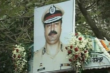 ہیمنت كركرے نے دہشت گردوں کا پیچھا کیا اور وہ ان تک پہنچ بھی گئے۔ لیکن دونوں جانب سے چلی فائرنگ میں کرکرے کے سینے میں تین گولیاں لگیں اور وہ شہید ہو گئے۔ 26 جنوری 2009 کو اشوک چکر دے کر ان کی بہادری کی عزت افزائی کی گئی۔ ہیمنت كركرے نے دہشت گردوں کا پیچھا کیا اور وہ ان تک پہنچ بھی گئے۔ لیکن دونوں جانب سے چلی فائرنگ میں کرکرے کے سینے میں تین گولیاں لگیں اور وہ شہید ہو گئے۔ 26 جنوری 2009 کو اشوک چکر دے کر ان کی بہادری کی عزت افزائی کی گئی۔