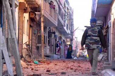 پولیس محکمہ کی طرف سے کی گئی اس کارروائی کے خلاف گاؤں کے 300-400 لوگوں نے نیم برہنہ ہوکر این ایچ -2 سے مظاہرہ کرتے ہوئے پارلیمنٹ کے لئے کوچ کیا لیکن دہلی پولیس نے انہیں عالی گاؤں کے قریب روک لیا ہے۔ پولیس محکمہ کی طرف سے کی گئی اس کارروائی کے خلاف گاؤں کے 300-400 لوگوں نے نیم برہنہ ہوکر این ایچ -2 سے مظاہرہ کرتے ہوئے پارلیمنٹ کے لئے کوچ کیا لیکن دہلی پولیس نے انہیں عالی گاؤں کے قریب روک لیا ہے۔